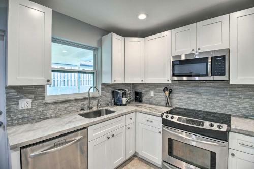 Stylish Updated Getaway 2 Mi To Swim And Shop!