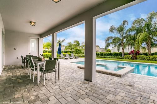 9 Bedroom Vacation Home With Pool (1818)