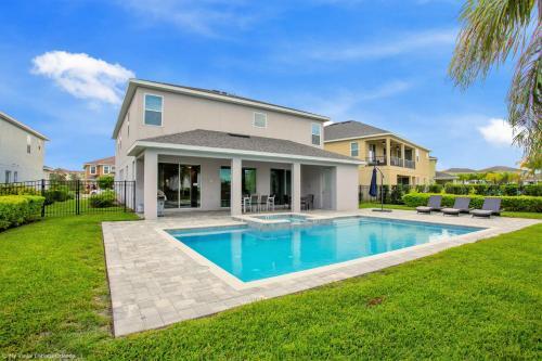 9 Bedroom Vacation Home With Pool (1818)