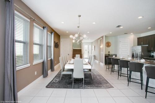 9 Bedroom Vacation Home With Pool (1818)