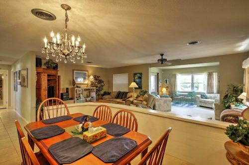 Spacious Home With Yard, 0 5 Mi To Ormond Beach