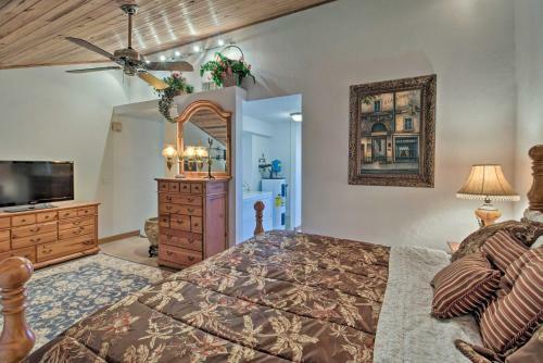 Relaxing Palm Beach Getaway With Pool Access