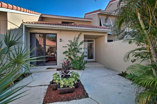 Relaxing Palm Beach Getaway With Pool Access