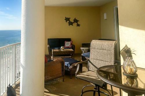 Apartamento New Listing! Beachfront Bliss With Boundless Views Condo