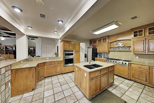 Lavish Waterfront Home With Private Dock & Beach Home