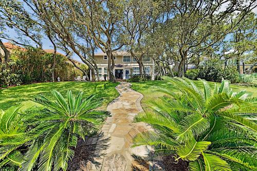 Lavish Waterfront Home With Private Dock & Beach Home