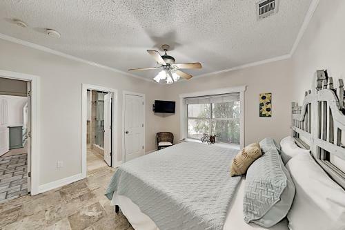 Lavish Waterfront Home With Private Dock & Beach Home