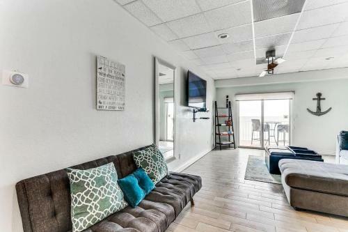 Newly Renovate Beachfront Beauty By Gulf Life