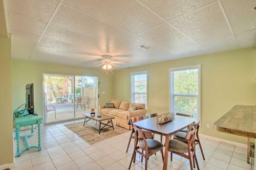 Expansive Retreat With Pool 2 Blocks To Beach!