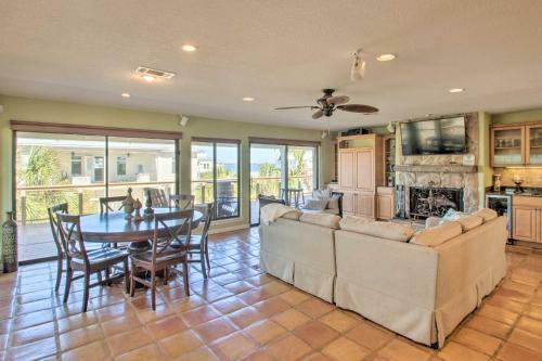 Expansive Retreat With Pool 2 Blocks To Beach!