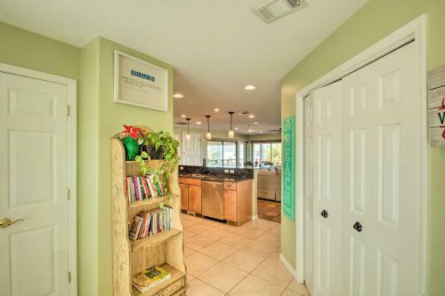 Expansive Retreat With Pool 2 Blocks To Beach!