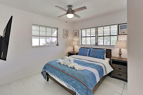 Waterfront Hideaway With Heated Pool, Dock & Garage Home