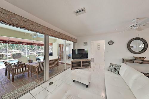 Waterfront Hideaway With Heated Pool, Dock & Garage Home