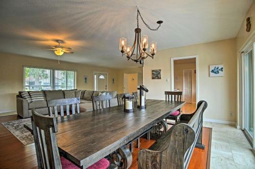 Riviera Beach Home With Pool - Walk To Beach!