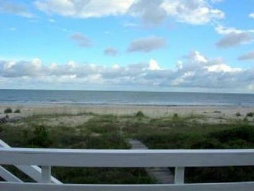This 3 Bedroom, 2 Bath Home, Sleeps 6 Has Everything You Need For Your Vacation!