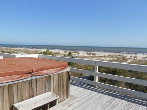 This 3 Bedroom, 2 Bath Home, Sleeps 6 Has Everything You Need For Your Vacation!