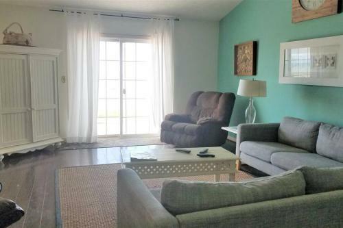 This 3 Bedroom, 2 Bath Home, Sleeps 6 Has Everything You Need For Your Vacation!