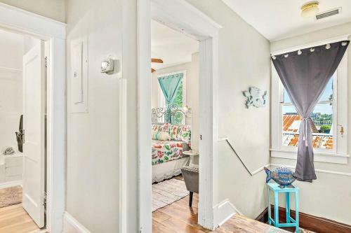 Charming Downtown Carriage Apartment