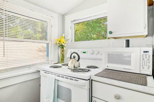 Charming Downtown Carriage Apartment