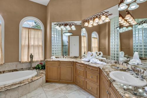 Luxury 5br Pool Spa Tiki Hut