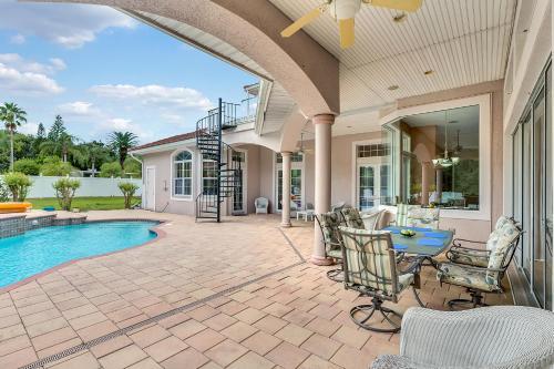 Luxury 5br Pool Spa Tiki Hut