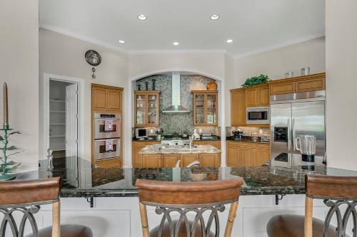 Luxury 5br Pool Spa Tiki Hut