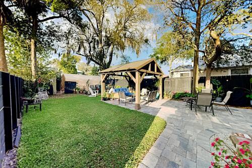 Apartamento Historic District Retreat - Festive Backyard Duplex