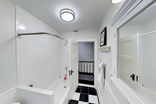 Apartamento Historic District Retreat - Festive Backyard Duplex