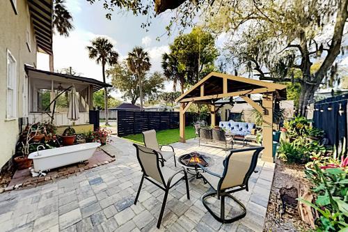 Apartamento Historic District Retreat - Festive Backyard Duplex