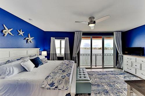 Waterfront Retreat - Private Dock - Walk To Beach Home