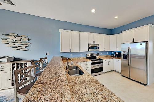 Waterfront Retreat - Private Dock - Walk To Beach Home
