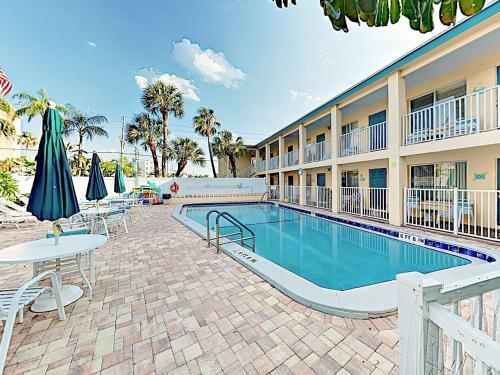 Apartamento New Listing! Waterfront Condo With Dock & Pool Condo
