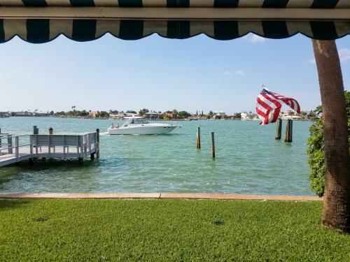 Apartamento New Listing! Waterfront Condo With Dock & Pool Condo