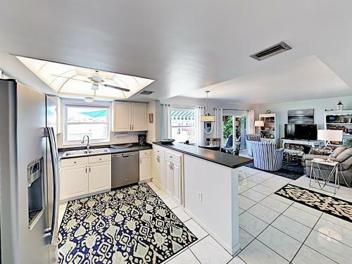 Apartamento New Listing! Waterfront Condo With Dock & Pool Condo