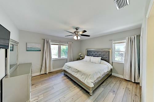 Bayfront Home - Private Dock - 5 Minutes To Beach Home
