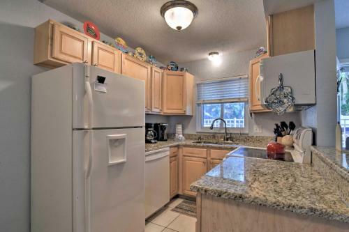 Apartamento St Pete Beach Condo With Pool, 5-min Walk To Beach!