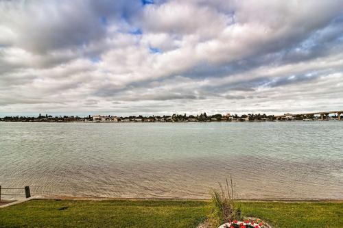 Apartamento St Petersburg Home With Pool Access, Oceanfront Views