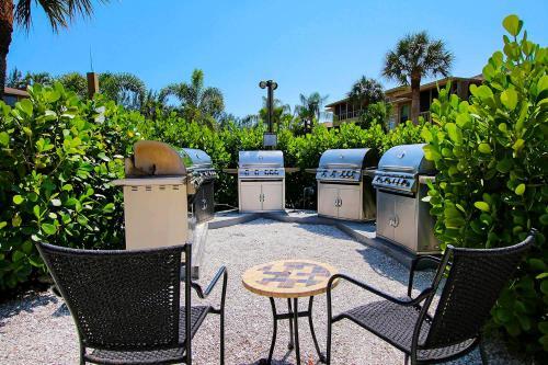 Quiet Spacious Resort Condo Near Bowmans Beach - Blind Pass E109