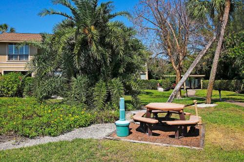 Quiet Spacious Resort Condo Near Bowmans Beach - Blind Pass E109