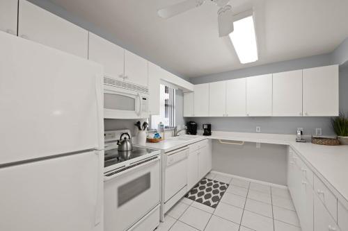 Quiet Spacious Resort Condo Near Bowmans Beach - Blind Pass E109