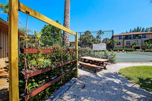 Quiet Spacious Resort Condo Near Bowmans Beach - Blind Pass E109