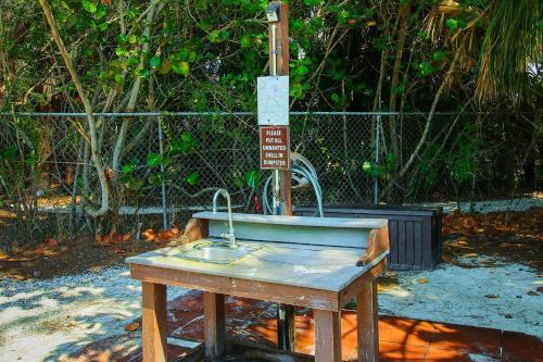 Quiet Spacious Resort Condo Near Bowmans Beach - Blind Pass E109