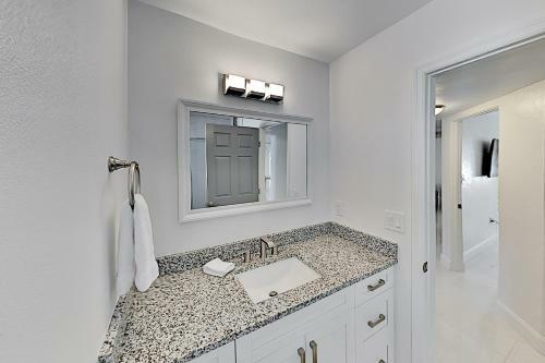 Gorgeous Retreat With Private Pool - Walk To Bay Home