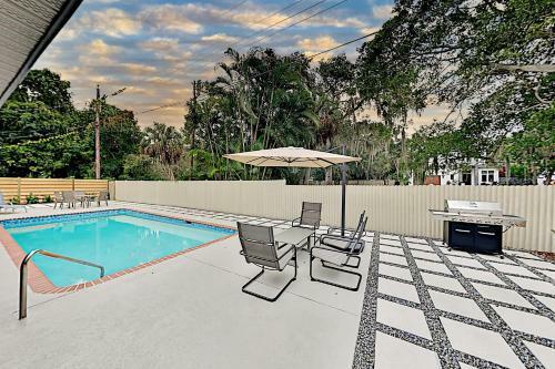 Gorgeous Retreat With Private Pool - Walk To Bay Home