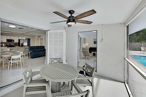 Gorgeous Retreat With Private Pool - Walk To Bay Home