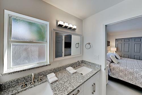 Gorgeous Retreat With Private Pool - Walk To Bay Home