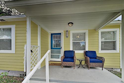 Updated Bungalow - Fenced Backyard With Gas Grill Home
