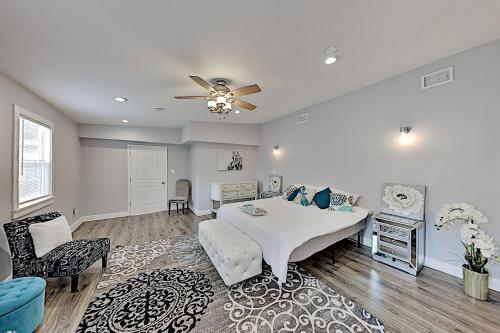 Updated Bungalow - Fenced Backyard With Gas Grill Home