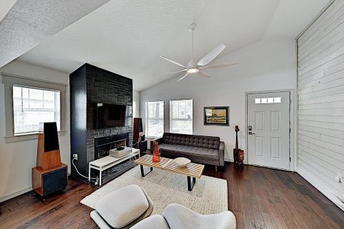 Beautiful Bungalow With Saltwater Pool & Firepit Home