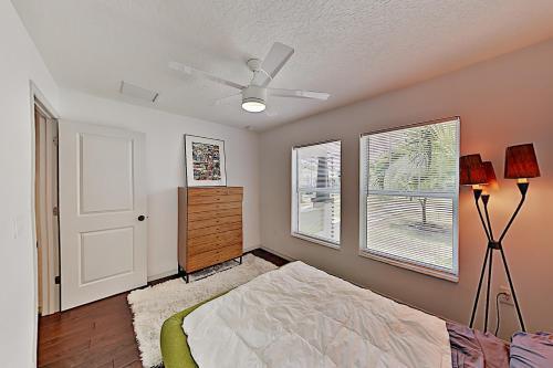 Beautiful Bungalow With Saltwater Pool & Firepit Home